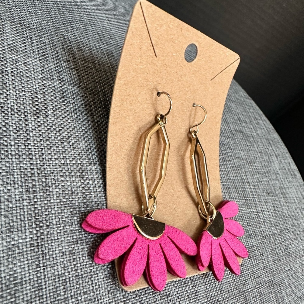 Premier Designs Vegan Leather Gold Pink Flower Chandelier Earrings - Picture 7 of 8